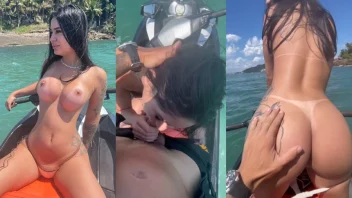 Cavalona siliconada Danni manda um boquete ardente no mar