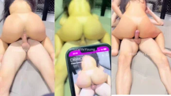 Esposa branquinha sentando forte no amante enquanto corno assiste