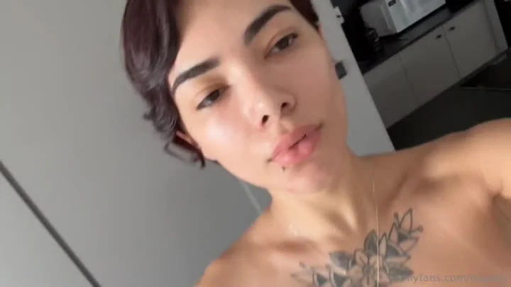 Malelly Exibe os Peitos Enquanto Pedala Sem Sutiã