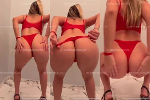 Novinha dançando com a calcinha atolada no cuzinho