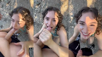 Novinha de joelhos recebendo gozada na boca – Exclusivo!