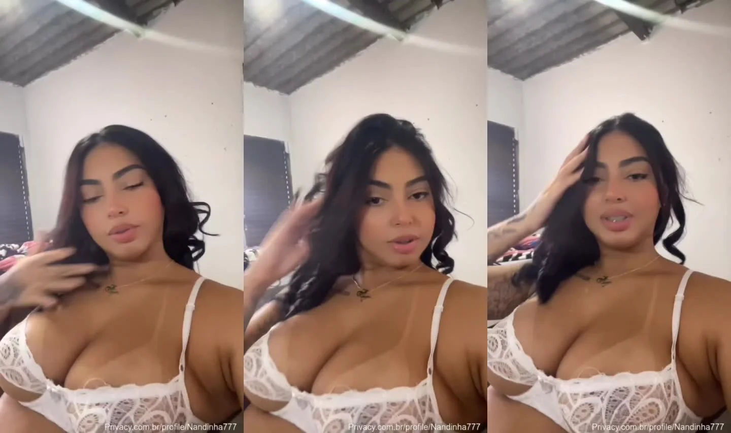Novinha peituda exibe marquinha no canal da Nanda2k01