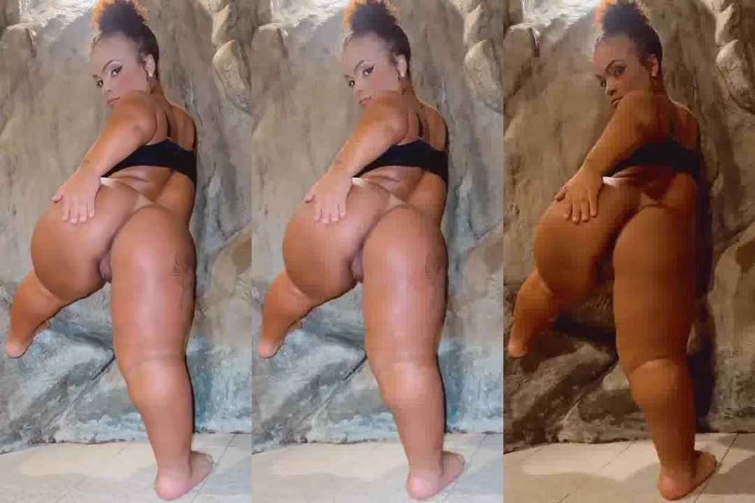 Garota exibindo a buceta peludinha no OnlyFans