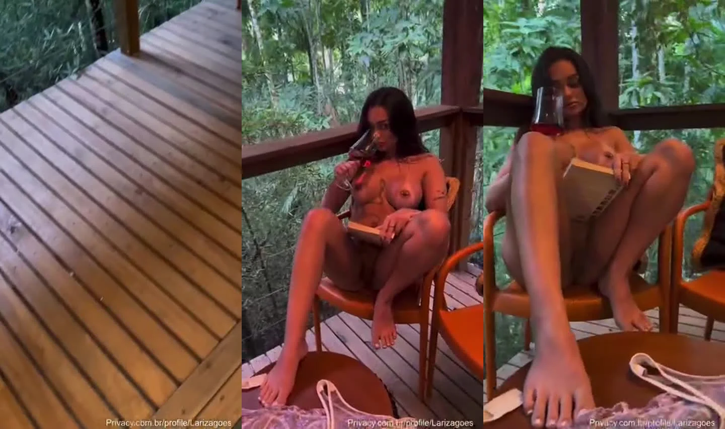 Lariza Molhada Lendo Livro Exibindo a Buceta Sem Calcinha