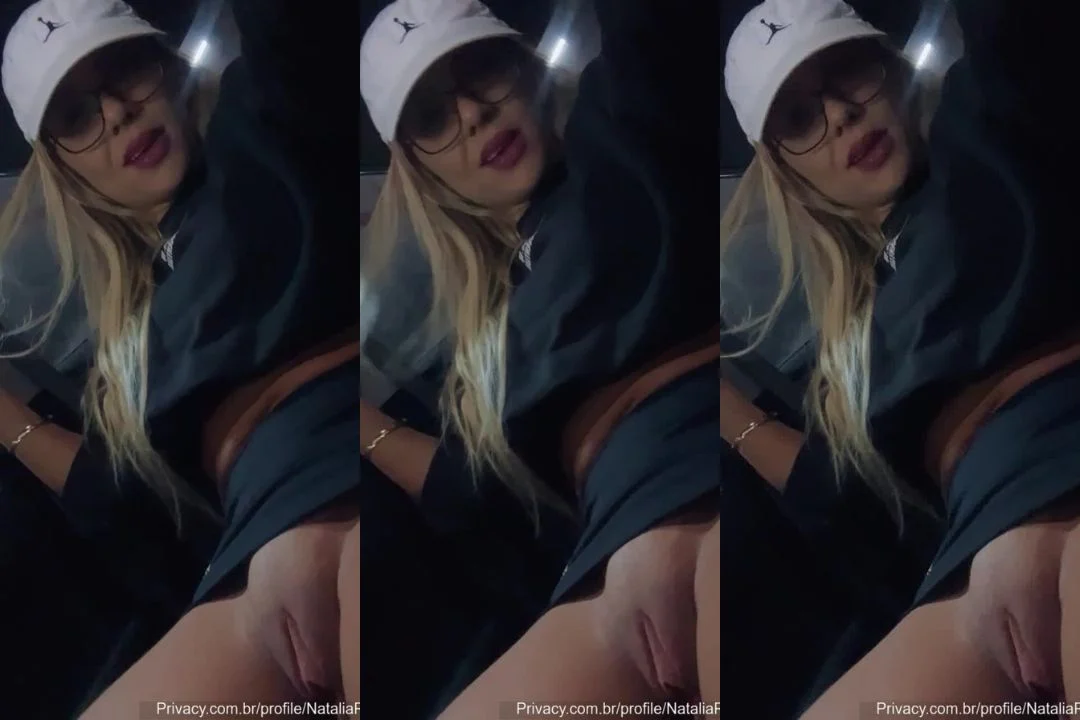 Natalia Radatz exibindo a buceta suculenta dentro do carro