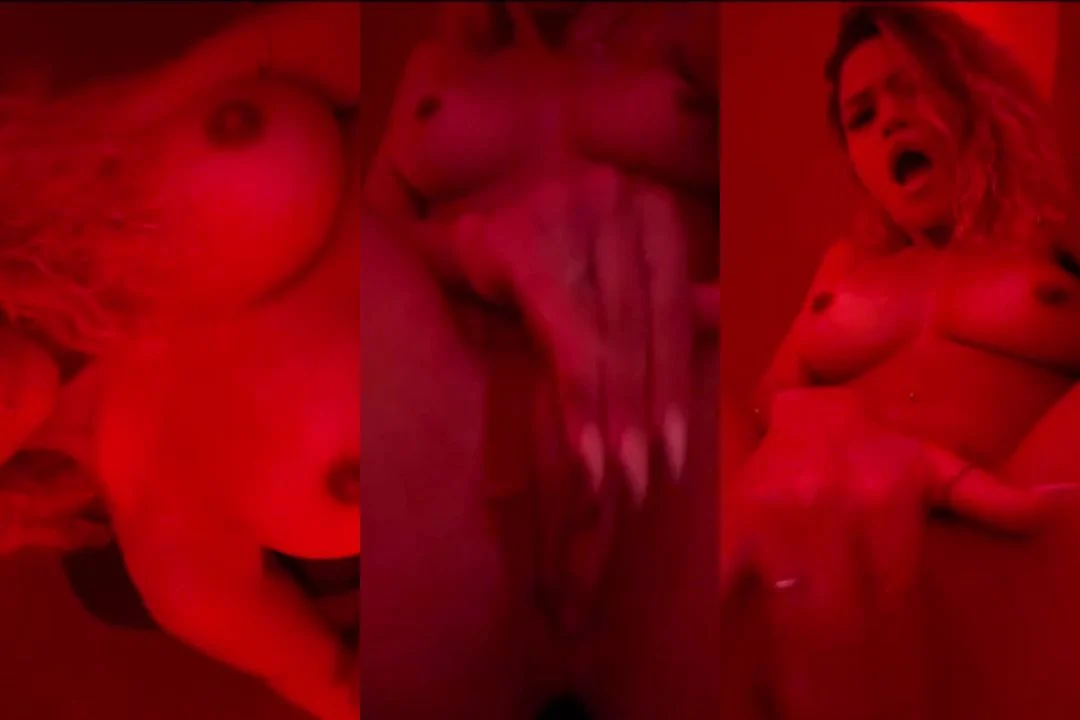 Sarah Melo Espalhando a Buceta Molhada na Cama